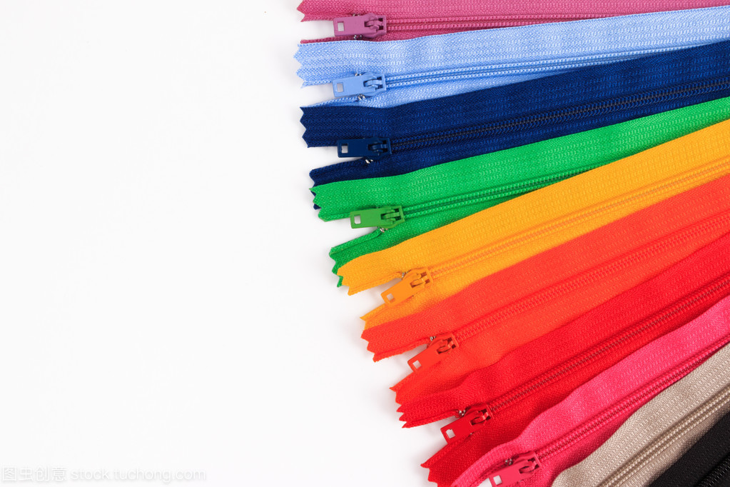 在白色背景上的六個(gè)不同顏色的彩色拉鏈